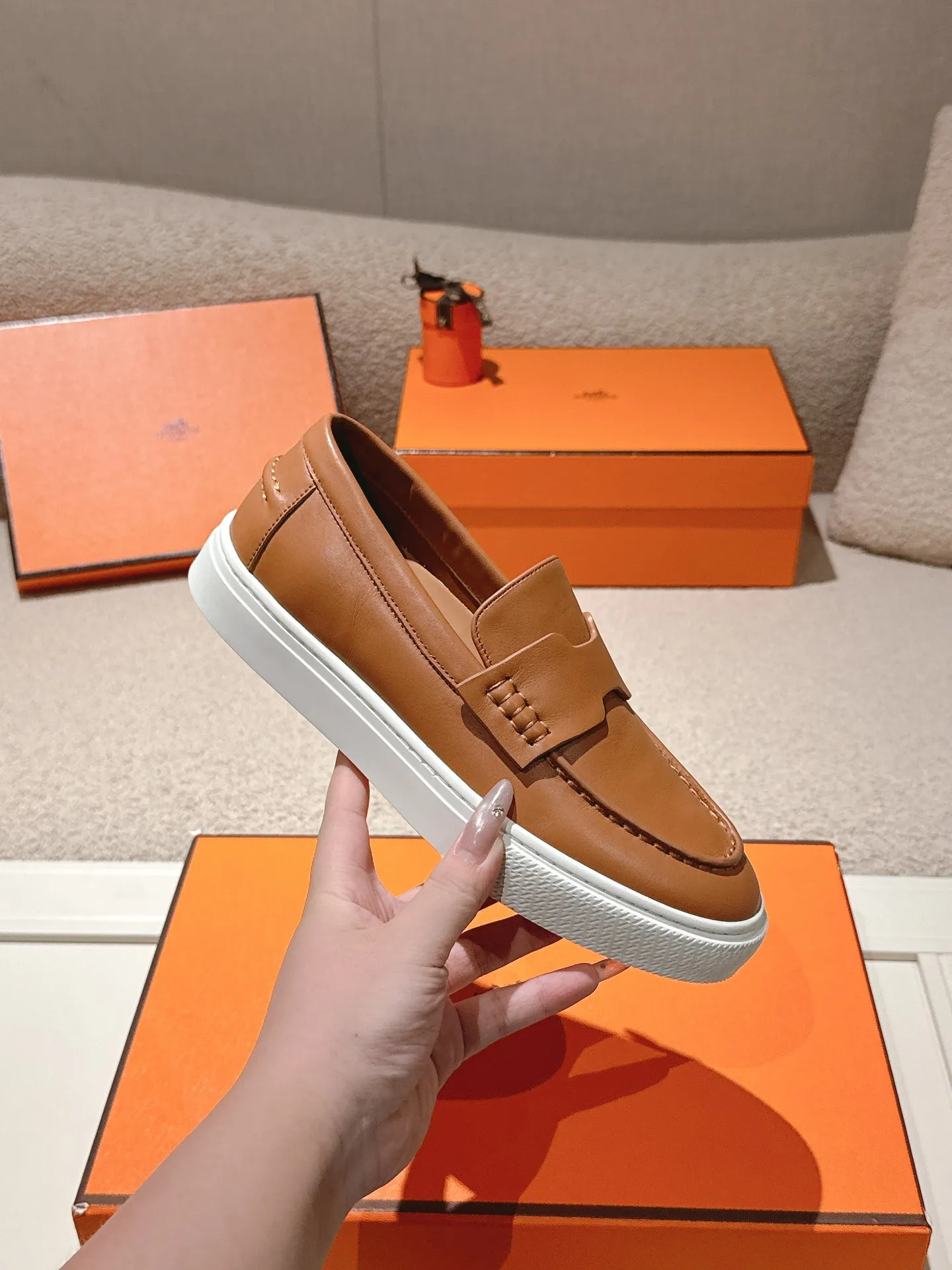 Men's men's shoes P620! Hermes# Thick Sole Couple Loafers These lace-up free sneakers in calfskin and washed denim feature signature "H" details. The design is simple and smooth, creating a fashionable urban look. It is comfortable and versatile. H family classics are not outdated, and the delivery counter is beautifully packaged🛍📦 Fabric: Original customized washed denim/first-layer cowhide Lining: Imported soft sheepskin Sole: Original open-molded anti-slip TPU material Size: 35-45